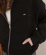 【4月上旬予約商品】ロゴプレート付きジップパーカー