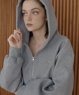 【4月上旬予約商品】ロゴプレート付きジップパーカー