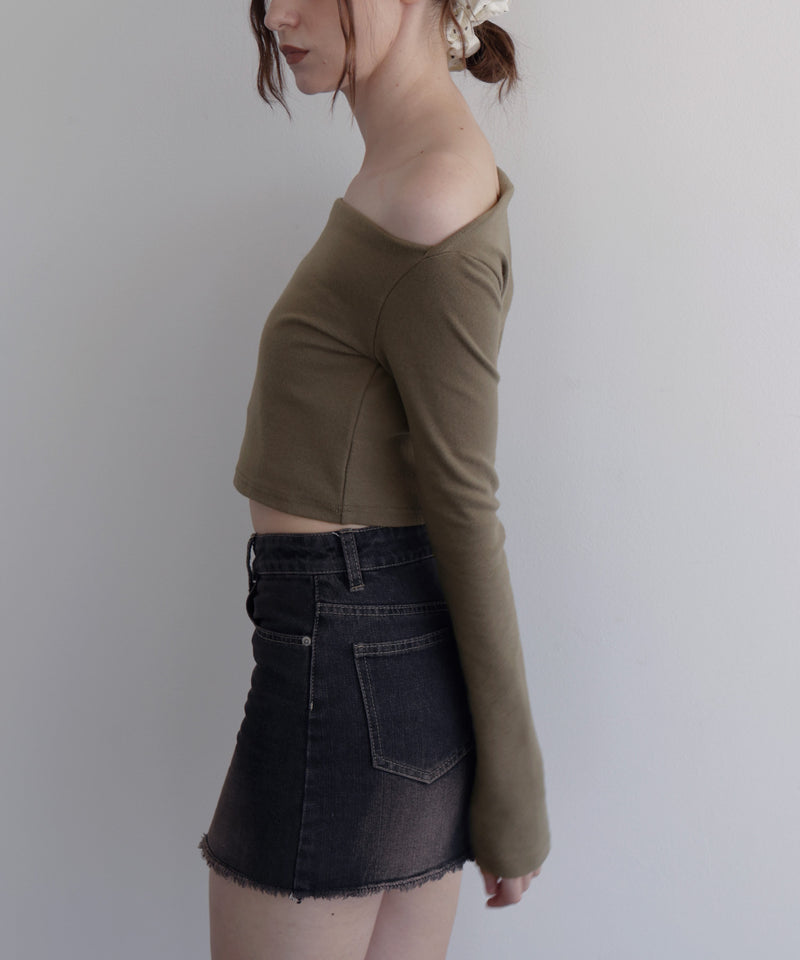 オフショルクロップドロングスリーブTシャツ