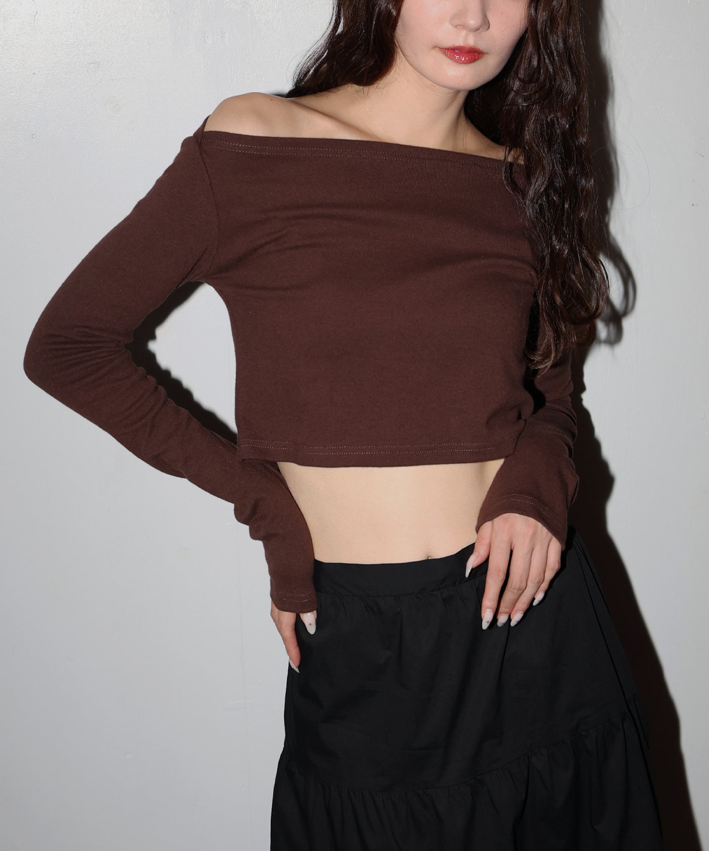 オフショルクロップドロングスリーブTシャツ – Mili