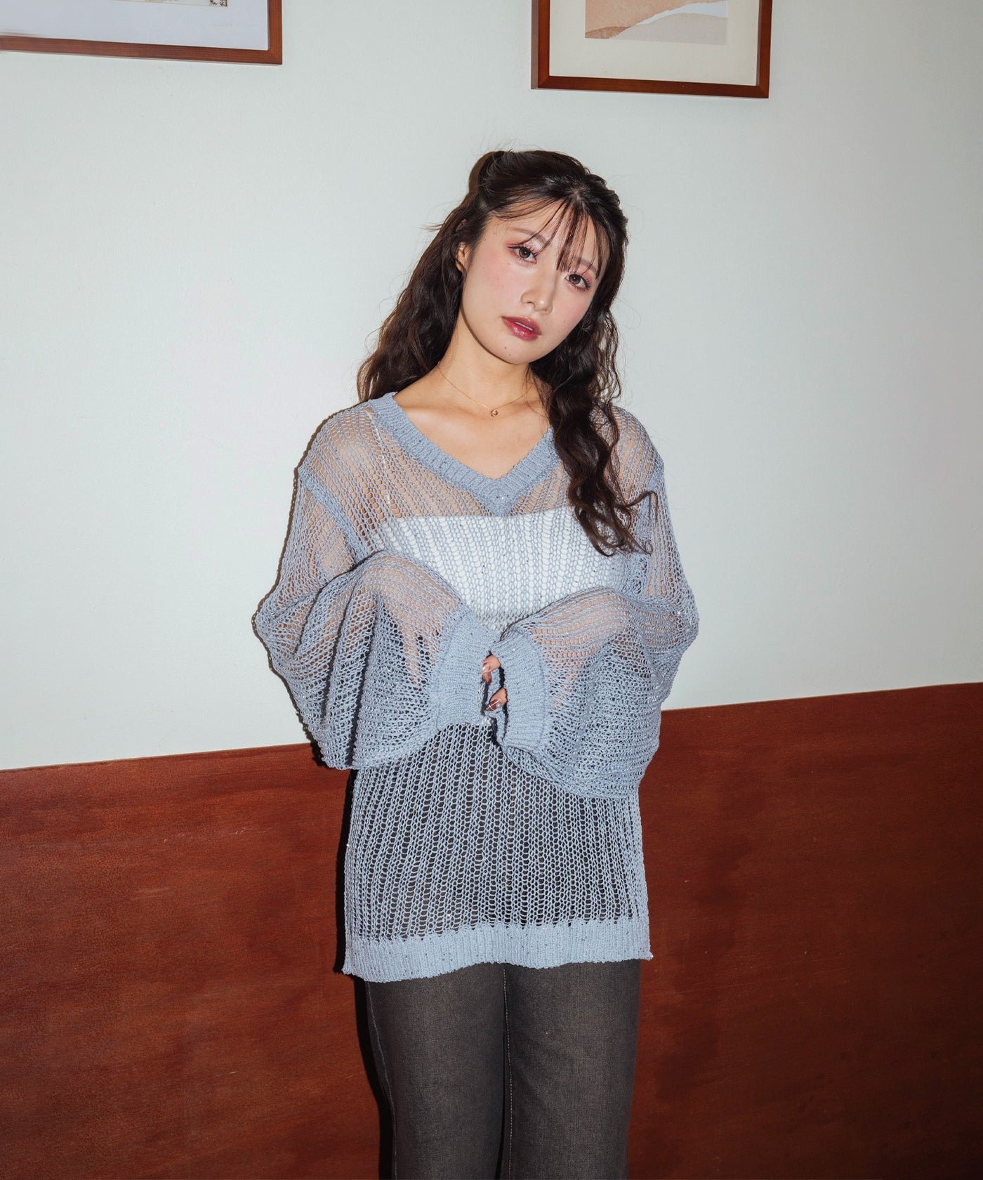 再入荷【しょちゃんコラボ】スパンコール透かし編みVネックニット – Mili