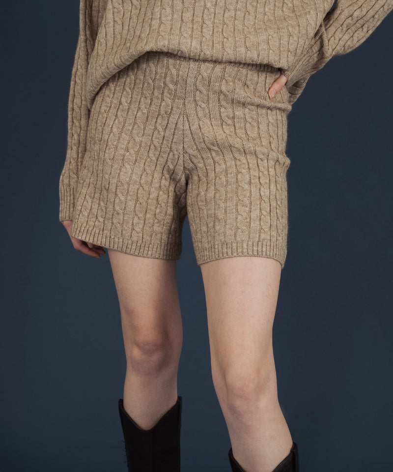 ケーブル編みニットセットアップ/Vネックポロ襟ニットトップス×ショートニットパンツ