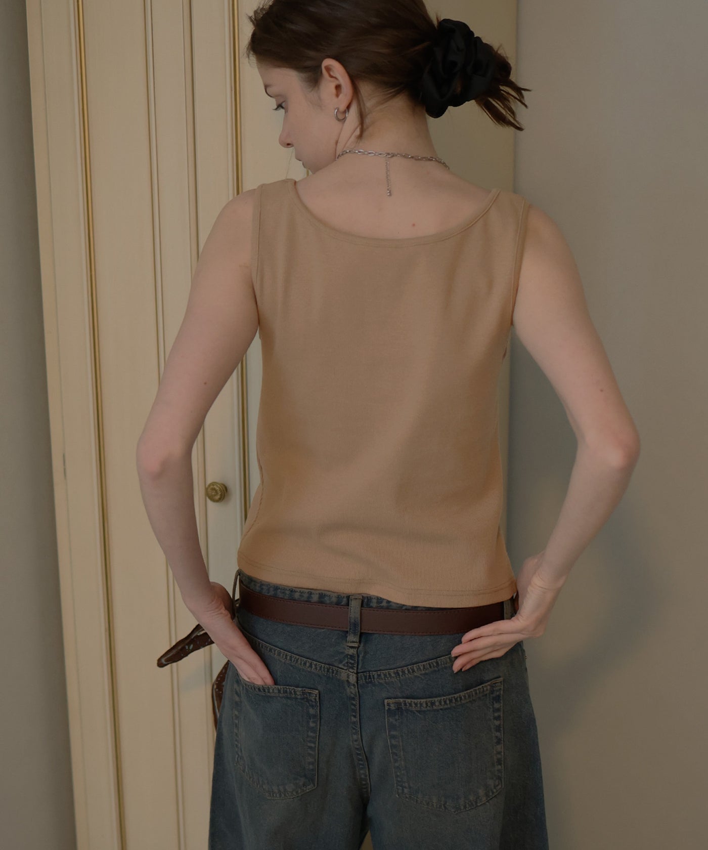 フロントオープンタンクトップ　ブラウン フロントオープンタンクトップ（タンクトップ）｜ETRÉ TOKYO