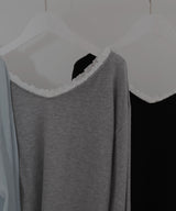 【11月下旬お届け商品】オフショルフリルバイカラーニット