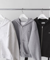 【4月上旬予約商品】ロゴプレート付きジップパーカー
