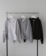 【4月上旬予約商品】ロゴプレート付きジップパーカー